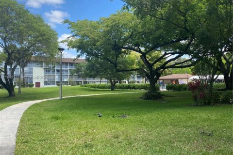 Condo in Pembroke Pines, Florida, 2 bedrooms  № 2069213 - photo 16