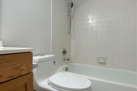 Condo in Pembroke Pines, Florida, 2 bedrooms  № 2069213 - photo 11