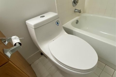 Condo in Pembroke Pines, Florida, 2 bedrooms  № 2069213 - photo 10