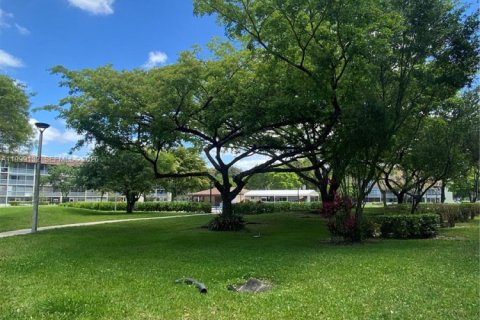 Condo in Pembroke Pines, Florida, 2 bedrooms  № 2069213 - photo 15