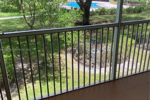 Condo in Pembroke Pines, Florida, 2 bedrooms  № 2069213 - photo 14