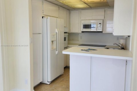 Condominio en alquiler en Fort Lauderdale, Florida, 1 dormitorio, 75.34 m2 № 1938372 - foto 11