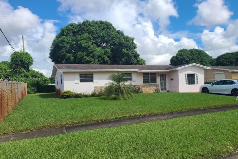 House in Miami Gardens, Florida 3 bedrooms, 144.09 sq.m. № 2042994 - photo 2