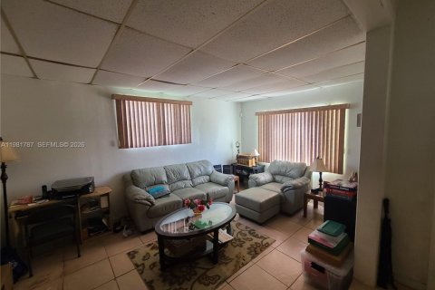 House in Miami Gardens, Florida 3 bedrooms, 144.09 sq.m. № 2042994 - photo 6