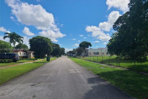 House in Miami Gardens, Florida 3 bedrooms, 144.09 sq.m. № 2042994 - photo 3