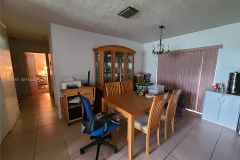 House in Miami Gardens, Florida 3 bedrooms, 144.09 sq.m. № 2042994 - photo 8