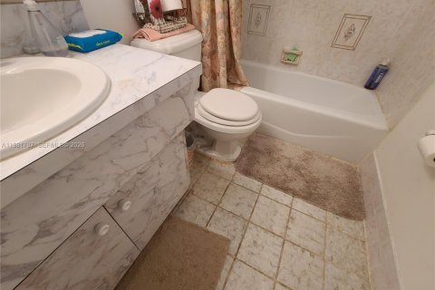 House in Miami Gardens, Florida 3 bedrooms, 144.09 sq.m. № 2042994 - photo 15