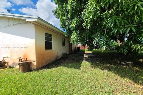 House in Miami Gardens, Florida 3 bedrooms, 144.09 sq.m. № 2042994 - photo 24