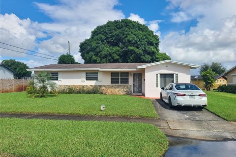 House in Miami Gardens, Florida 3 bedrooms, 144.09 sq.m. № 2042994