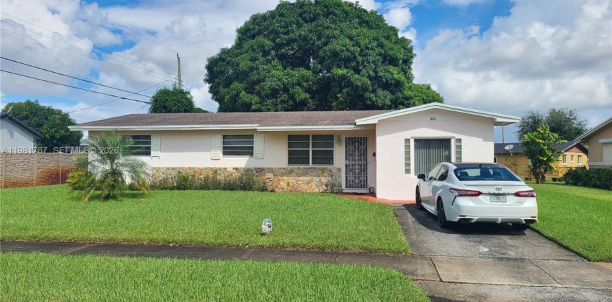 House in Miami Gardens, Florida 3 bedrooms, 144.09 sq.m. № 2042994