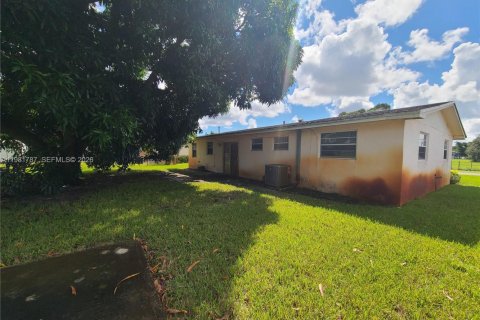 House in Miami Gardens, Florida 3 bedrooms, 144.09 sq.m. № 2042994 - photo 23