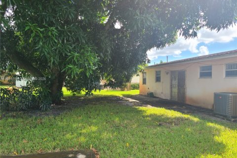 House in Miami Gardens, Florida 3 bedrooms, 144.09 sq.m. № 2042994 - photo 21