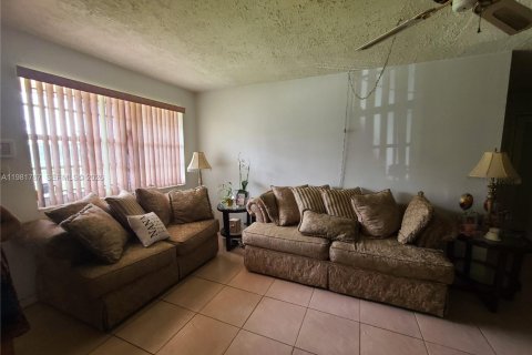 House in Miami Gardens, Florida 3 bedrooms, 144.09 sq.m. № 2042994 - photo 7