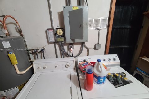 House in Miami Gardens, Florida 3 bedrooms, 144.09 sq.m. № 2042994 - photo 12