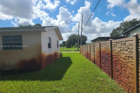 House in Miami Gardens, Florida 3 bedrooms, 144.09 sq.m. № 2042994 - photo 20