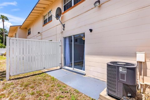 Townhouse in South Daytona, Florida 2 bedrooms, 89.19 sq.m. № 1658264 - photo 18