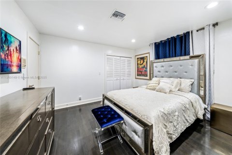 House in Plantation, Florida 4 bedrooms, 331.57 sq.m. № 1953401 - photo 13