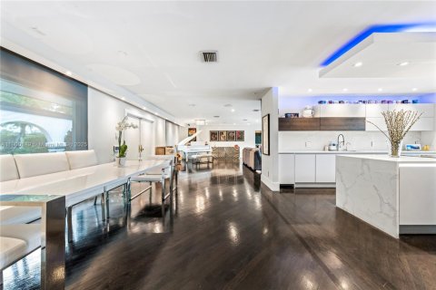 House in Plantation, Florida 4 bedrooms, 331.57 sq.m. № 1953401 - photo 8