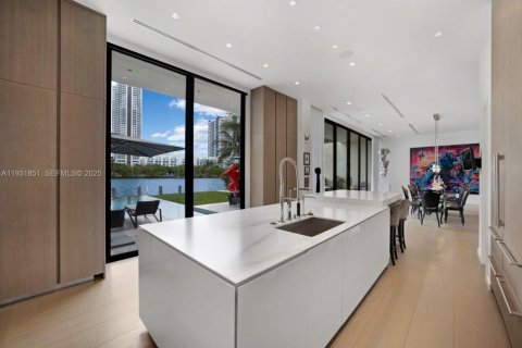 Casa en venta en Miami Beach, Florida, 7 dormitorios, 703.55 m2 № 1990546 - foto 8