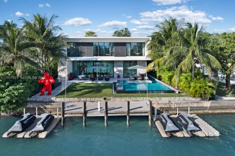 Casa en venta en Miami Beach, Florida, 7 dormitorios, 703.55 m2 № 1990546 - foto 2