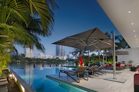Casa en venta en Miami Beach, Florida, 7 dormitorios, 703.55 m2 № 1990546 - foto 11