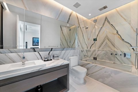 Casa en venta en Miami Beach, Florida, 7 dormitorios, 703.55 m2 № 1990546 - foto 24