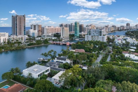 Casa en venta en Miami Beach, Florida, 7 dormitorios, 703.55 m2 № 1990546 - foto 21