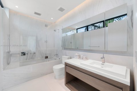 Casa en venta en Miami Beach, Florida, 7 dormitorios, 703.55 m2 № 1990546 - foto 29