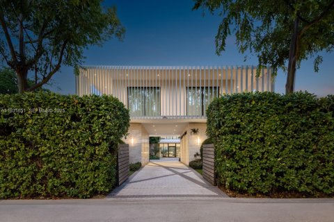 Casa en venta en Miami Beach, Florida, 7 dormitorios, 703.55 m2 № 1990546 - foto 1