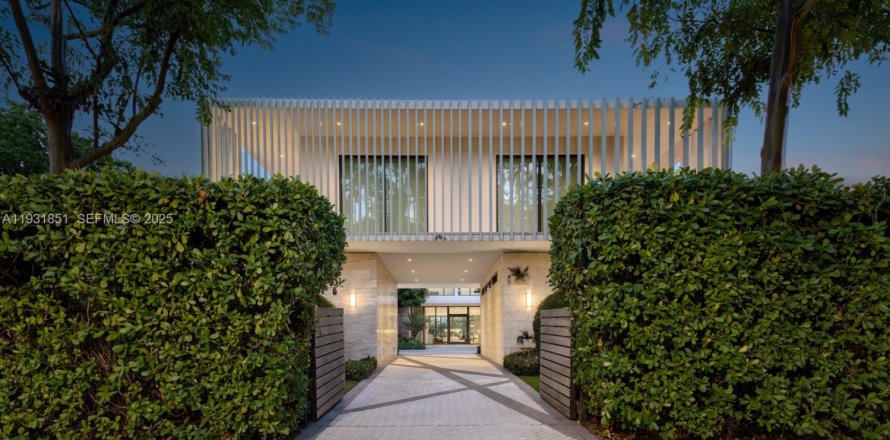 Casa en Miami Beach, Florida 7 dormitorios, 703.55 m2 № 1990546