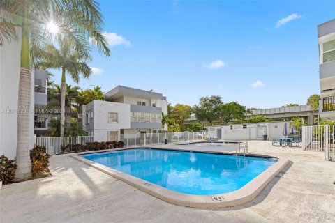 Copropriété à louer à Miami, Floride: 2 chambres, 83.61 m2 № 2323456 - photo 2