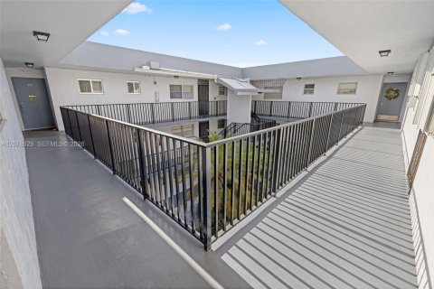 Copropriété à louer à Miami, Floride: 2 chambres, 83.61 m2 № 2323456 - photo 12