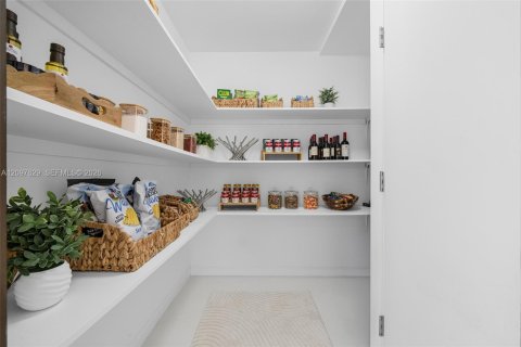 Villa ou maison à vendre à Miami, Floride: 7 chambres, 487.55 m2 № 2433929 - photo 23