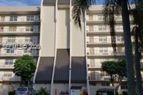 Condominio en alquiler en Davie, Florida, 1 dormitorio, 83.61 m2 № 1993574 - foto 1