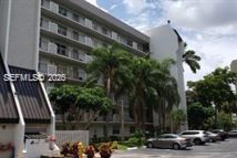 Condominio en alquiler en Davie, Florida, 1 dormitorio, 83.61 m2 № 1993574 - foto 2