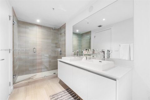 Condo in Miami, Florida, 2 bedrooms  № 2009817 - photo 13