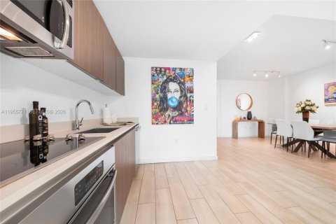 Condo in Miami, Florida, 2 bedrooms  № 2009817 - photo 6