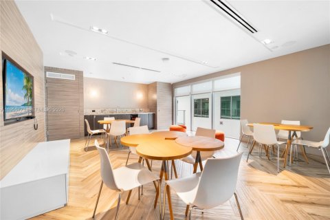 Condo in Miami, Florida, 2 bedrooms  № 2009817 - photo 19