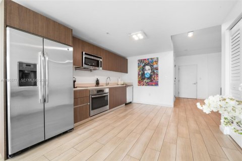 Condo in Miami, Florida, 2 bedrooms  № 2009817 - photo 5
