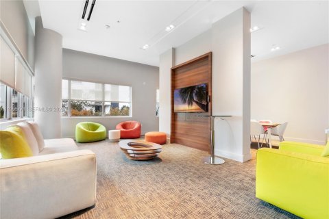 Condo in Miami, Florida, 2 bedrooms  № 2009817 - photo 23