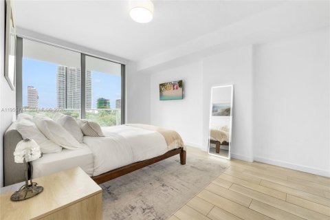 Condo in Miami, Florida, 2 bedrooms  № 2009817 - photo 12