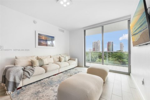 Condo in Miami, Florida, 2 bedrooms  № 2009817 - photo 8