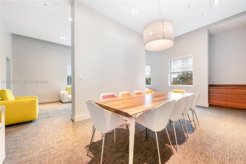 Condo in Miami, Florida, 2 bedrooms  № 2009817 - photo 24