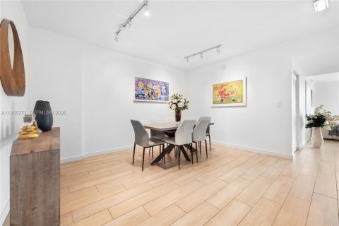 Condo in Miami, Florida, 2 bedrooms  № 2009817 - photo 4