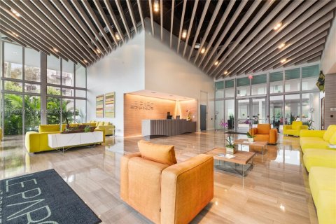 Condo in Miami, Florida, 2 bedrooms  № 2009817 - photo 2