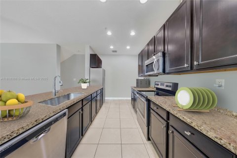 Adosado en venta en Pembroke Pines, Florida, 3 dormitorios, 168.8 m2 № 1921030 - foto 2