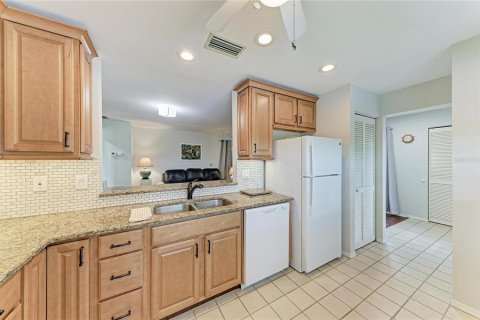 Condo in Bradenton, Florida, 2 bedrooms  № 2330275 - photo 14