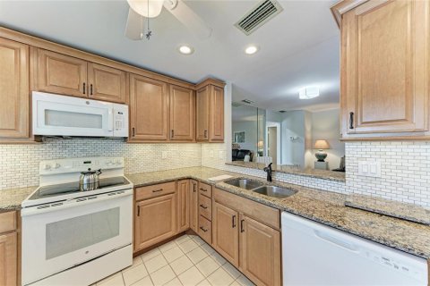 Condo in Bradenton, Florida, 2 bedrooms  № 2330275 - photo 13