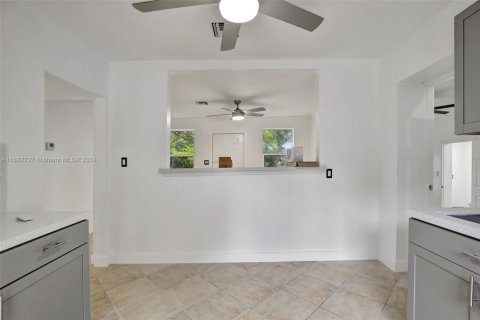 House in Dania Beach, Florida 2 bedrooms, 97.08 sq.m. № 1859987 - photo 13