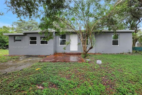 House in Dania Beach, Florida 2 bedrooms, 97.08 sq.m. № 1859987 - photo 4